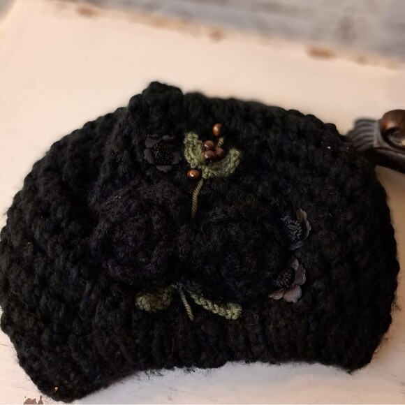 VINTAGE HAND CROCHET RETRO LITTLE BLACK BARRETTE W/FLORAL DESIGN main image 10